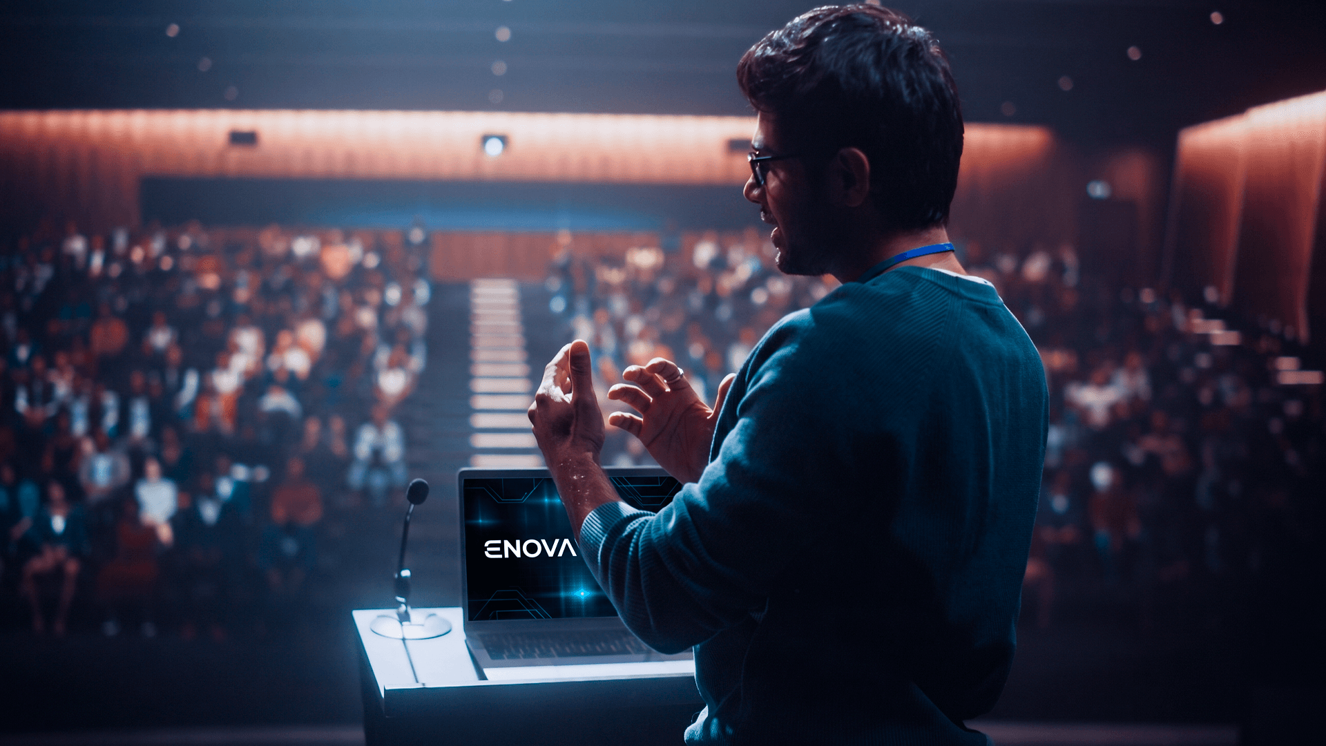 Homem apresentando palestra.
